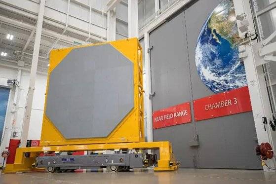 미국 해군이 신형 알레이 버크급 이지스 구축함에 달 AN/SPY-6 AMDR 레이더. 능동형 전자주사식 위상배열 레이더(AESA)로 수동형 전자주사식 위상배열 레이더(PESA)인 AN/SPY-1D보다 더 멀리 볼 수 있으며, 더 많은 표적을 탐지한다. 레이시온