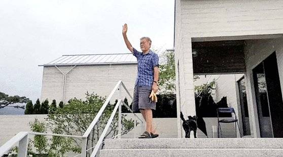 문 전 대통령이 계단을 오르며 지지자들을 향해 손을 흔들고 있다. [인스타그램 캡처]