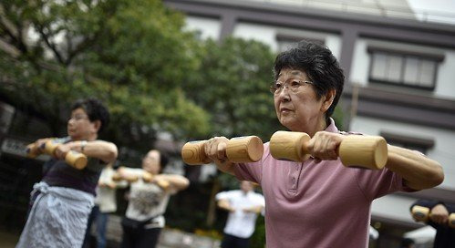 경로의 날에 단체 체조하는 일본 고령자들. [EPA=연합뉴스]