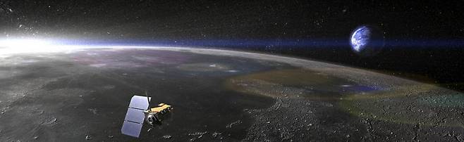 달 상공을 비행하며 지상을 촬영하는 달 관측 궤도위성(LRO) 상상도. LRO는 최근 온도가 영상 17도로 유지되는 구덩이를 달 표면에서 찾았다. 한국의 가을에 경험할 수 있는 쾌적한 온도다. 미래에는 이런 곳에 달 기지가 건설될 것이라는 전망이 나온다. NASA 제공