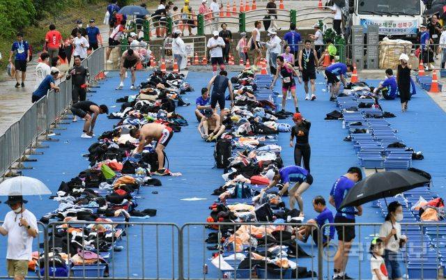 31일 서울 송파구 잠실 한강공원 수중보 일대에서 제18회 서울특별시 철인3종협회장기 아쿠아슬론대회가 열리고 있다.