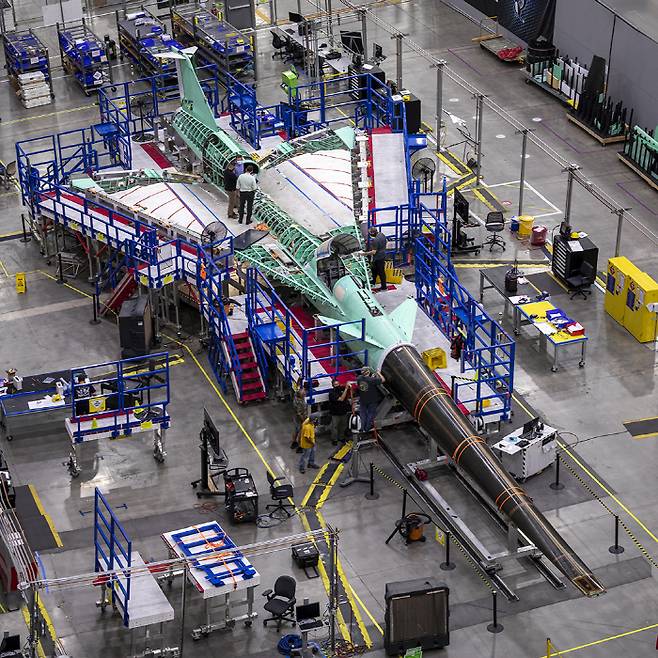 지난해 말 캘리포니아 소재 록히드마틴 공장에서 초음속 여객기 X-59가 개발되고 있다. [사진 출처 = 록히드마틴]