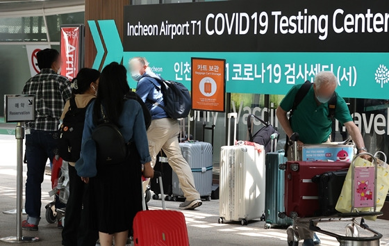 인천국제공항 1터미널에서 해외 입국자들이 코로나 검사를 받기 위해 대기하고 있다. /사진=뉴스1