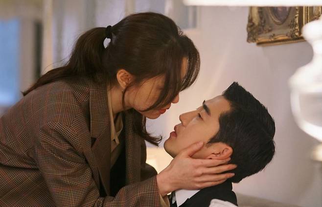 디즈니플러스 ‘키스 식스 센스’의 주인공 서지혜·윤계상. [디즈니플러스 캡처]