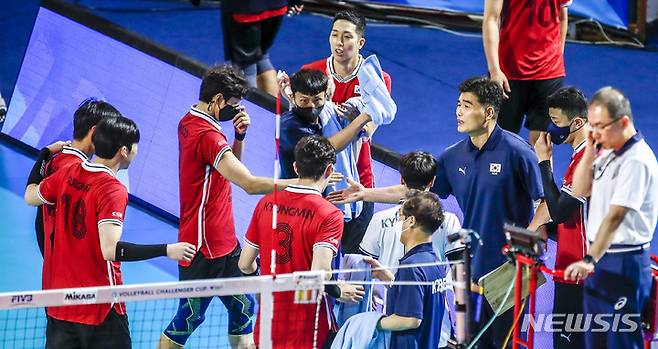 [서울=뉴시스] 정병혁 기자 = 31일 서울 송파구 잠실학생체육관에서 열린 2022 국제배구연맹(FIVB) 발리볼챌린저컵 대한민국과 체코와의 3, 4위전 경기, 대한민국 임도헌 감독이 작전지시를 하고 있다. 2022.07.31. jhope@newsis.com