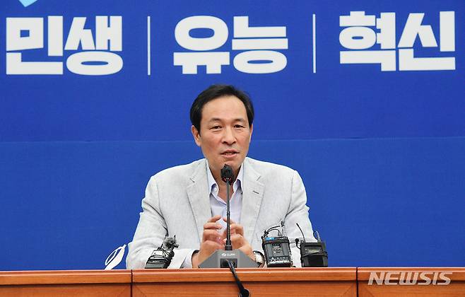 [서울=뉴시스] 고범준 기자 = 우상호 더불어민주당 비상대책위원장이 31일 서울 여의도 국회에서 열린 기자간담회를 하고 있다. (공동취재사진) 2022.07.31. photo@newsis.com