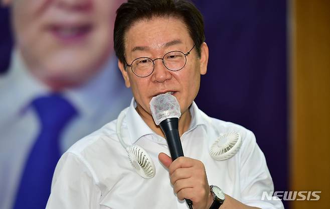 [대구=뉴시스] 이무열 기자 = 이재명 더불어민주당 의원이 31일 오전 대구 북구 엑스코에서 열린 ‘대구시민 토크쇼 만남 그리고 희망’에서 토크쇼를 갖고 있다. 2022.07.31. lmy@newsis.com