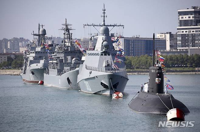 [노보로시스크=AP/뉴시스] 31일(현지시간) 러시아 노보로시스크에서 러시아 해군의 날을 맞아 군함들이 일렬로 항해하고 있다. 2022.07.31
