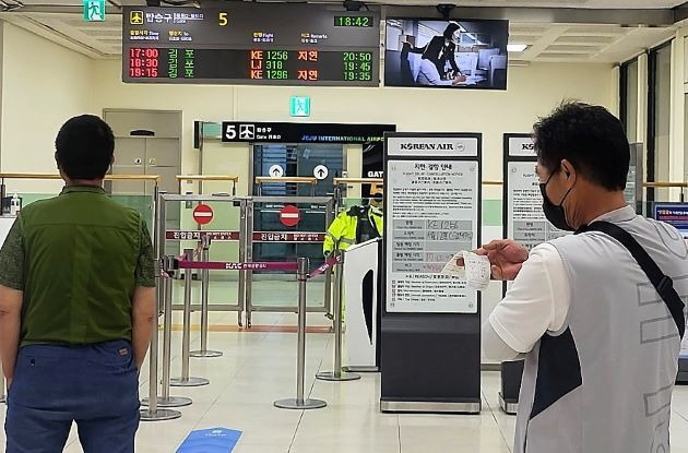 31일 제5호 태풍 ‘송다’ 영향으로 제주를 오가는 항공편 지연·결항이 잇따르자 제주공항에서 이용객들이 지연 운항 안내판을 바라보고 있다.