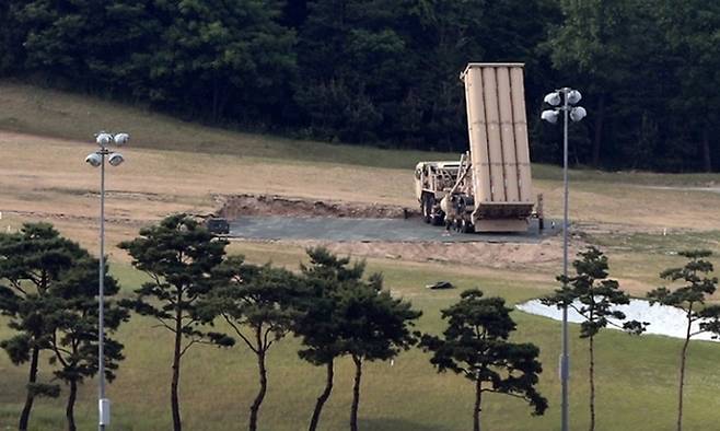 경북 성주군 성주골프장에 배치된 사드 발사대가 하늘을 향하고 있다. 세계일보 자료사진