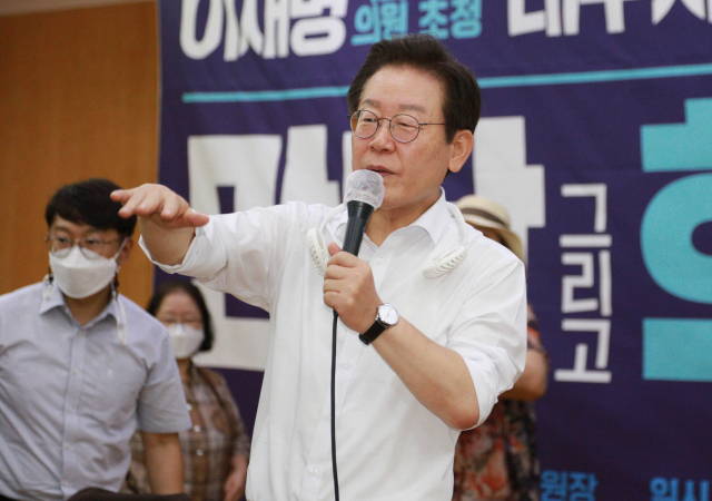 더불어민주당 당 대표 후보인 이재명 의원이 31일 대구 북구 엑스코에서 시민 토크쇼를 하고 있다. /연합뉴스