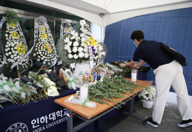 지난 18일 인천시 미추홀구 인하대학교 캠퍼스 안에 '인하대생 성폭행 추락사' 피해자를 위한 추모 공간이 마련돼 있다. /인천=연합뉴스