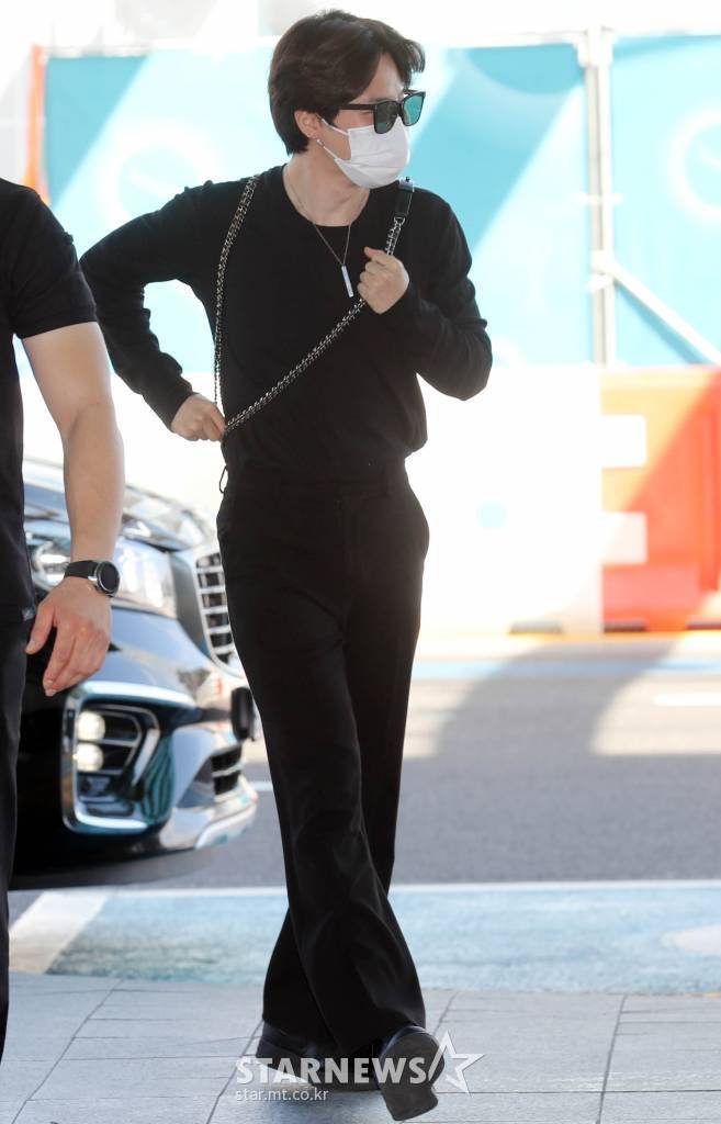 그룹 방탄소년단 지민이 개인일정 차 미국 시카고로 30일 오전 인천국제공항을 통해 출국하고 있다. 2022.07.30 /사진=임성균 기자 tjdrbs23@