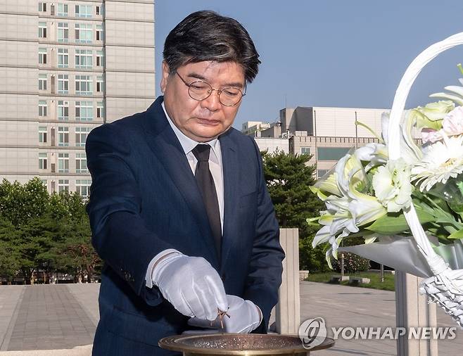 김용진 경기도 경제부지사 (수원=연합뉴스) 김용진 경기도 경제부지사가 지난 28일 취임 첫 일정으로 수원시 인계동 현충탑을 참배하고 있는 모습.