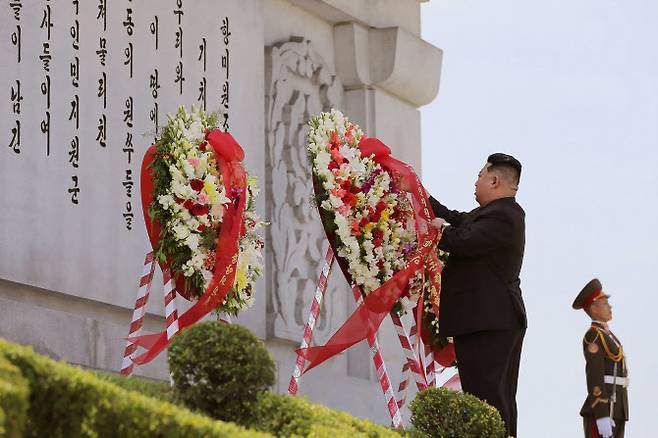 북한 김정은 국무위원장이 지난 28일 북중 우의탑을 방문해 화환을 진정하고 있다. (사진=노동신문)