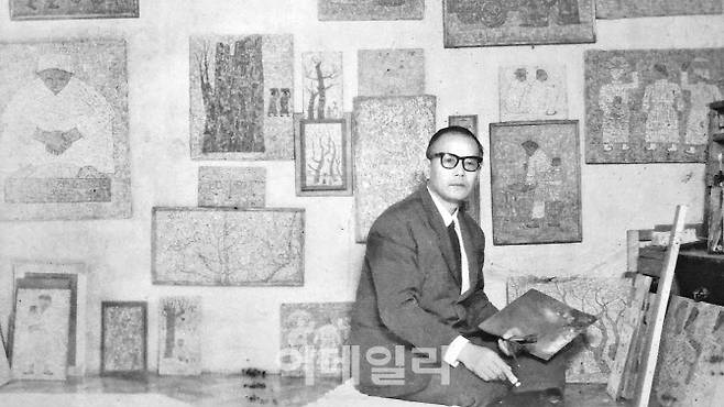 1965년 작고하기 두 달 전의 박수근. 서울 전농동 집에서 찍은 것이다. 양구군 박수근미술관에 전시한 사진을 다시 촬영했다(사진=오현주 문화전문기자).