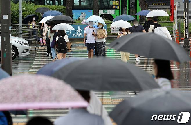 제5호 태풍 '송다'가 북상 중인 31일 서울역 앞에서 시민들이 우산을 쓴 채 걷고 있다. 2022.7.31/뉴스1 ⓒ News1 조태형 기자