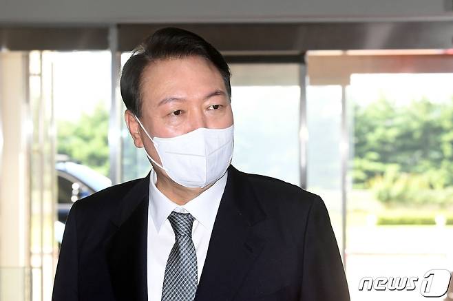 윤석열 대통령이 25일 오전 용산 대통령실에서 열린 출근길 약식 기자회견(도어스테핑)에서 취재진의 질문에 답하고 있다. (대통령실사진기자단) 2022.7.25/뉴스1 ⓒ News1 안은나 기자