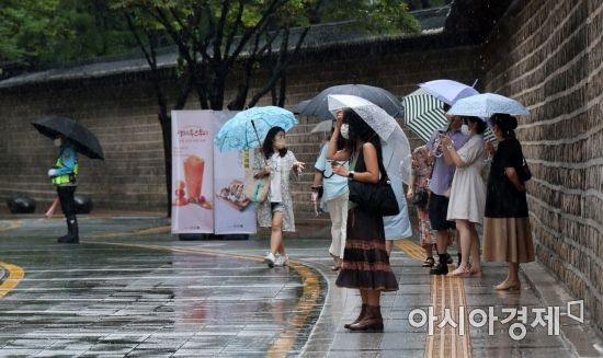 태풍 송다의 영향으로 전국적으로 많은 양의 비가 내리고 있는 31일 서울 중구 덕수궁 인근을 지나는 시민들이 우산을 쓰고 발걸음을 서두르고 있다./윤동주 기자 doso7@