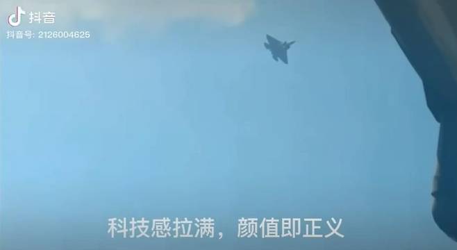 틱톡에 올라온 중국의 스텔스 전투기 J-35 시제기의 비행 모습. /틱톡