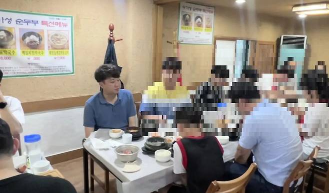 이준석 국민의힘 대표가 지난달 28일 오후 경북 경주의 한 식당에서 당원들과 순두부 회식을 하고 있다. /뉴스1