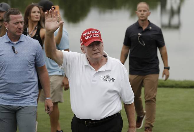 도널드 트럼프 전 미국 대통령이 31일 자신이 소유한 뉴저지주 베드민스터의 ‘트럼프 내셔널 골프클럽’에서 열린 프로골프 대회에서 관중에게 인사하고 있다. 베드민스터/UPI 연합뉴스