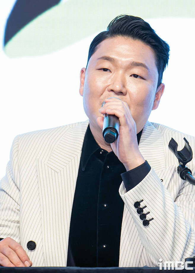 Singer PSY prayed for the death of a worker during the I sincerely express my condolences to the deceased who has changed his reputation due to an accident of injustice, said Pinion, who is headed by PSY on March 31. I also express my deepest condolences to the bereaved.I will take care of the last road of the deceased with Do best, he said. I will take a responsible attitude in preparing measures and preventing recurrence so that this will not happen.The fire department said that at 3:53 pm, the age of the gyyeonggang Line general playground lighting tower demonstration was twotiesA man from the Mongolia nationality said he fell below 15m and died.The Gyeonggang Line performance was held at the Gyeonggang Line Sports Complex the day before.Police have also begun to examine whether they can apply the serious disaster punishment law.It is a law that can be punished if the employer or the manager neglects the obligation to secure safety in case of serious industrial accidents such as worker death.Good morning. P NATION. First, I am very sorry to have the sad news.At around 3:50 p.m. on July 31, outsourcing staff lost their sad lives at the Gyeonggang Line Sports Complex in South Korea, Gangwon Province.The deceased is a two-centies of Mongolia nationalityHe was a man, hired by an outsourcing company that produces stage structures.I sincerely express my condolences to the deceased who has been famous for his unjust accident. I also express my deepest condolences to the bereaved.Pination knows the efforts of Staff, who is sweating in invisible places, so this accident is more bitter.I will take care of the last road of the deceased, and I will take a responsible attitude to prepare measures and prevent recurrence so that this will not happen anymore.I wish you the best of the deceased again.iMBC PINATIONS PINTING PINTING