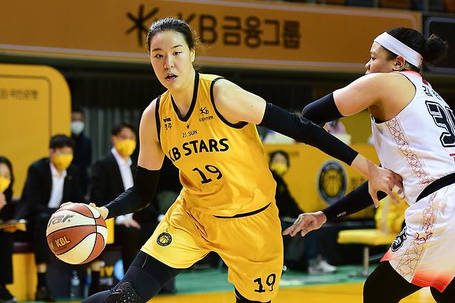 올 시즌 최고의 활약을 펼친 박지수(왼쪽). [사진 WKBL]