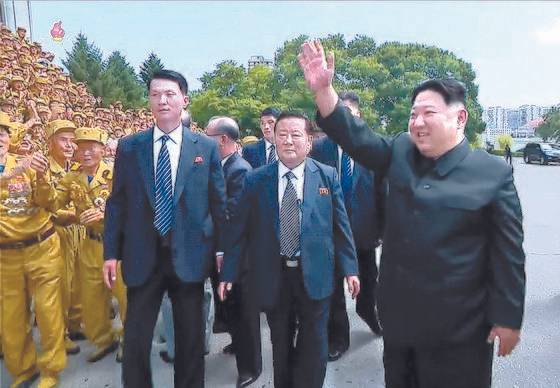 지난달 28일 열린 제8차 전국노병대회에서 북한 경호원들이 김정은 국무위원장(오른쪽)을 밀착 경호하고 있다. [조선중앙TV=연합뉴스]