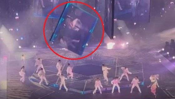 지난 달 28일(현지시각) 홍콩 콜리세움에서 열린 그룹 미러(MIRROR)의 콘서트에서 대형 스크린이 무대 위로 떨어지는 사고가 발생했다 [‘SCMP’ 유튜브 캡처]