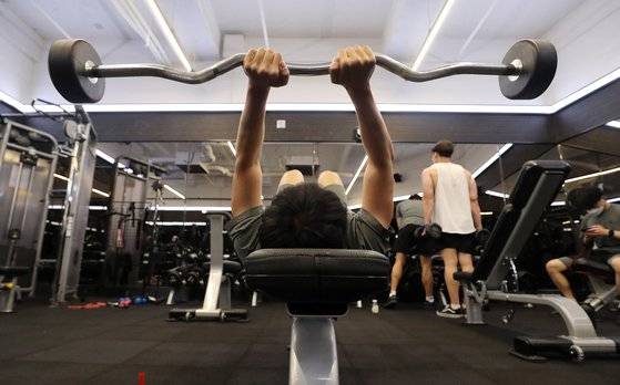 서울시내 한 헬스장에서 사람들이 운동하는 모습. [뉴스1]