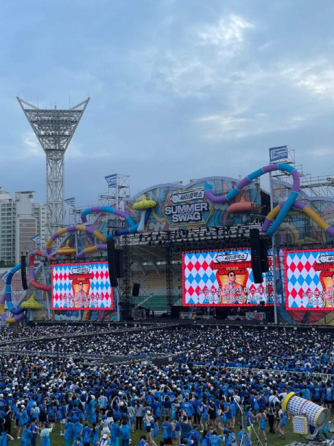 ▲ 수만명이 운집해 물을 뿌리며 즐기는 대규모 콘서트 ‘싸이-흠뻑쇼’가 지난달 30일 강릉종합경기장에서 열렸다.  이연제