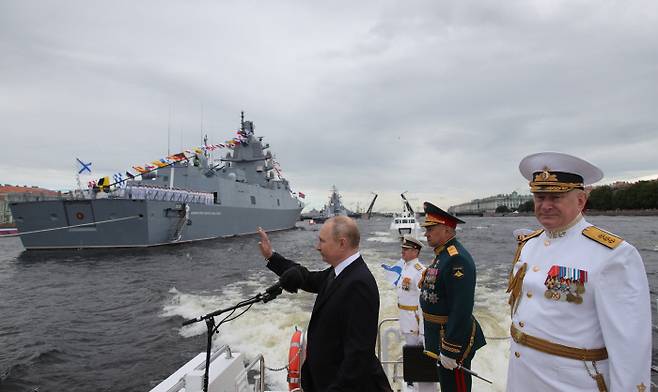 블라디미르 푸틴 러시아 대통령(왼쪽)이 지난달 31일(현지시간) 상트페테르부르크에서 열린 해군의날 기념식에서 연설을 하고 있다. AP연합뉴스