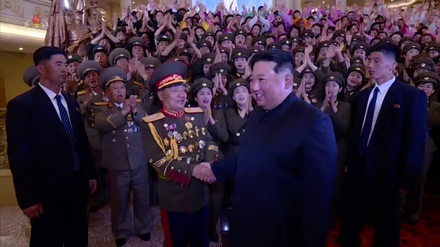 김정은 북한 국무위원장이 지난 28일 제8차 전국노병대회에서  참가자들과 인사하고 있다. 조선중앙TV 방송 화면 캡처