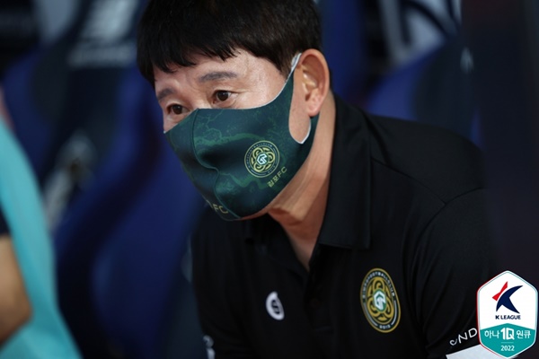 고정운 감독이 궂은 날씨 속에서도 응원을 보낸 팬들에게 미안함을 전했다. 사진=한국프로축구연맹 제공