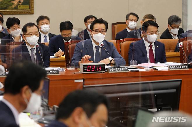 [서울=뉴시스] 고범준 기자 = 정황근 농림축산식품부 장관이 1일 국회에서 열린 농림축산식품해양수산위원회 전체회의에서 의원 질의에 답하고 있다. (공동취재사진) 2022.08.01. photo@newsis.com