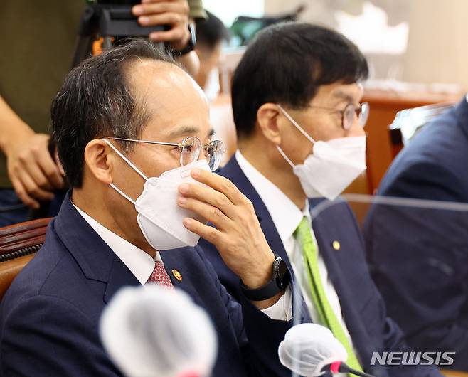 [서울=뉴시스] 김선웅 기자 = 추경호 부총리 겸 기획재정부 장관과 이창용 한국은행 총재가 1일 서울 여의도 국회에서 열린 기획재정위원회 전체회의에 출석해 자리하고 있다. (공동취재사진) 2022.08.01. photo@newsis.com