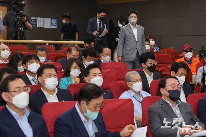 국민의힘 권성동 대표 직무대행 겸 원내대표가 지난달 29일 서울 여의도 국회 의원회관에서 열린 '공영언론 블랙리스트 논란 무엇이 문제인가 토론회'에 참석하고 있다. 윤창원 기자