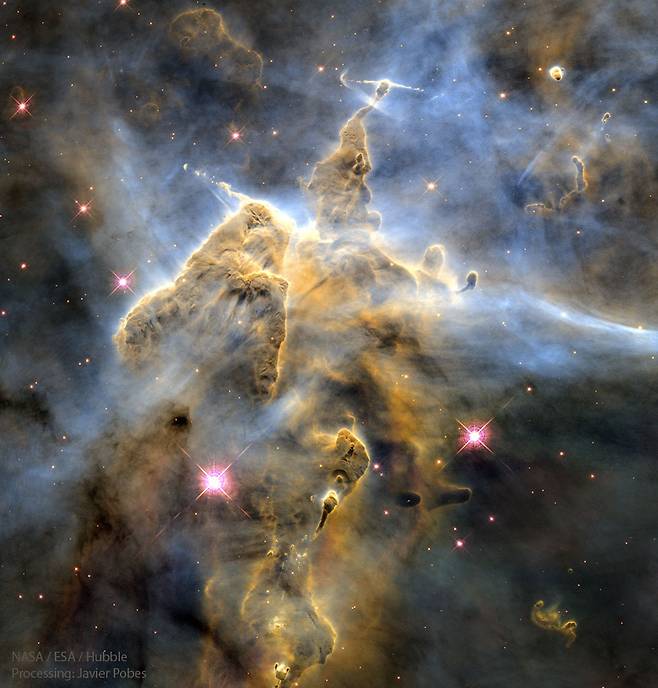 거대한 먼지의 산 속에서 별들이 태어나고 있는 용골자리 성운. 허블 우주망원경이 촬영했다.NASA, ESA