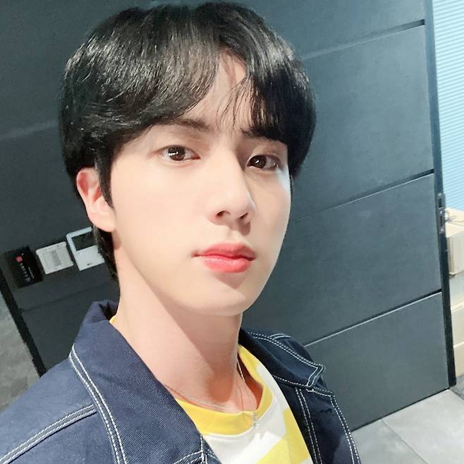 방탄소년단 진, '스니커즈 광고에 잘 어울리는 아이돌' 1위