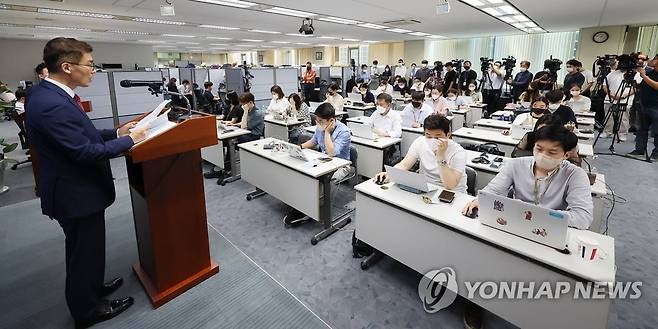 이준수 금감원 부원장, 우리은행 횡령사건 잠정 검사결과 발표 (서울=연합뉴스) 김도훈 기자 = 26일 오후 서울 영등포구 금융감독원에서 이준수 부원장이 2012년 6월부터 2020년 6월까지 우리은행 본점 기업개선부 직원이 약 697억 3천만원을 횡령한 사건에 대한 잠정 검사결과를 발표하고 있다. 2022.7.26 superdoo82@yna.co.kr