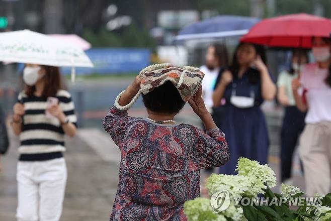 갑자기 내리는 비에 대처 [연합뉴스 자료 사진]