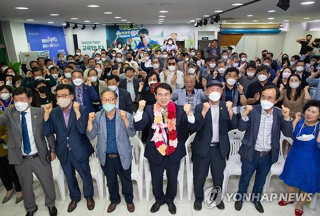 기뻐하는 이정선 광주 교육감 후보 (광주=연합뉴스) 제8회 전국동시지방선거에서 당선이 유력한 이정선 광주 교육감 후보가 2일 주먹을 불끈 쥐고 있다. 2022.6.2 [이정선 광주 교육감 후보 캠프 제공. 재판매 및 DB 금지]