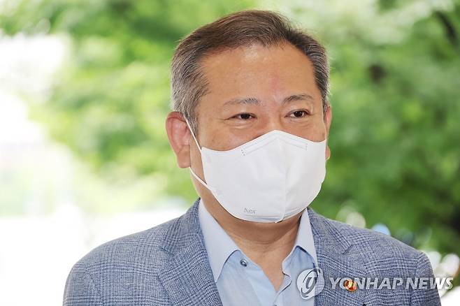 출근하는 이상민 행정안전부 장관 (서울=연합뉴스) 김승두 기자 = 이번 주 휴가를 취소한 이상민 행정안전부 장관이 1일 오전 정부서울청사에 출근하고 있다. 2022.8.1 kimsdoo@yna.co.kr