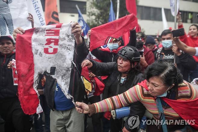 지난 28일(현지시간) 페루 정부 '실정'에 항의하며 국기 훼손하는 시위대 [EPA 연합뉴스 자료사진. 재판매 및 DB 금지]