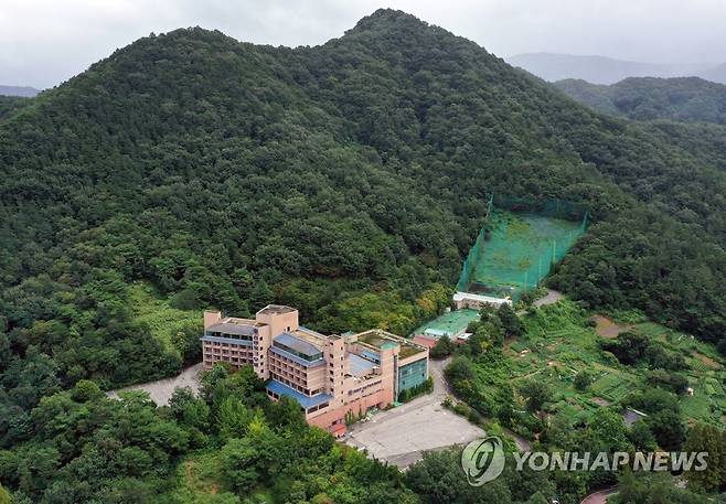 신양파크호텔 공유화 사업 재검토 (광주=연합뉴스) 조남수 기자 = 광주시가 민선 7기에 추진됐던 핵심 사업 가운데 일부 현안에 대해 재검토에 나서는 모습이다. 
    강기정 광주시장은 390억 원대 세금을 들여 매입한 신양파크호텔을 리모델링해 생태시민호텔로 활용하겠다는 기존 방안은 고민해 볼 필요가 있다고 최근 밝혔다. 
    사진은 1일 광주 동구 지산동에 위치한 신양파크호텔. 2022.8.1 iso64@yna.co.kr