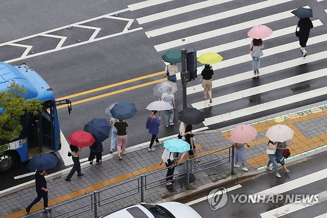 횡단보도 위 알록달록 우산 [연합뉴스 자료 사진]