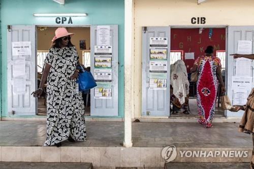 세네갈 총선 (다카르 AFP=연합뉴스) 지난달 31일 세네갈 수도 다카르의 응고르에서 한 여성이 투표소를 떠나고 있다. 2022.8.1 photo@yna.co.kr