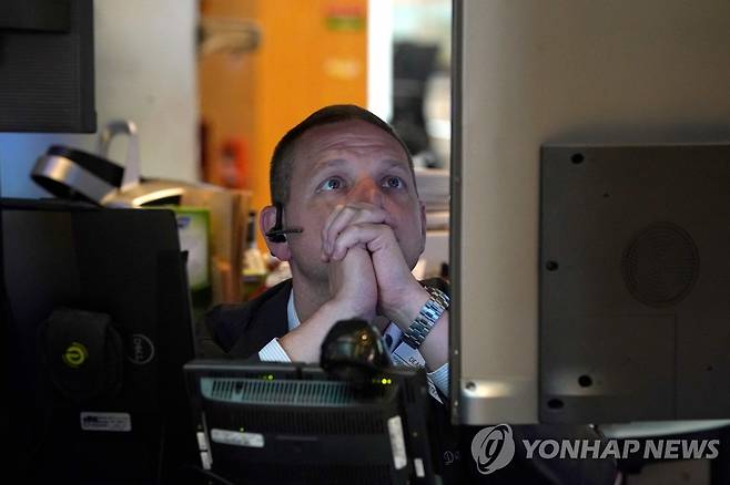 NYSE 입회장의 트레이더 모습