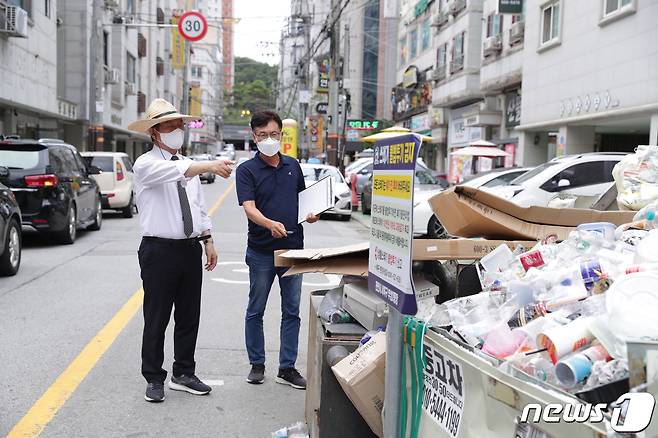박상돈 천안시장이 생활 쓰레기 배출 장소를 찾아 개선책을 모색하고 있다.(천안시청 제공) ⓒ 뉴스1